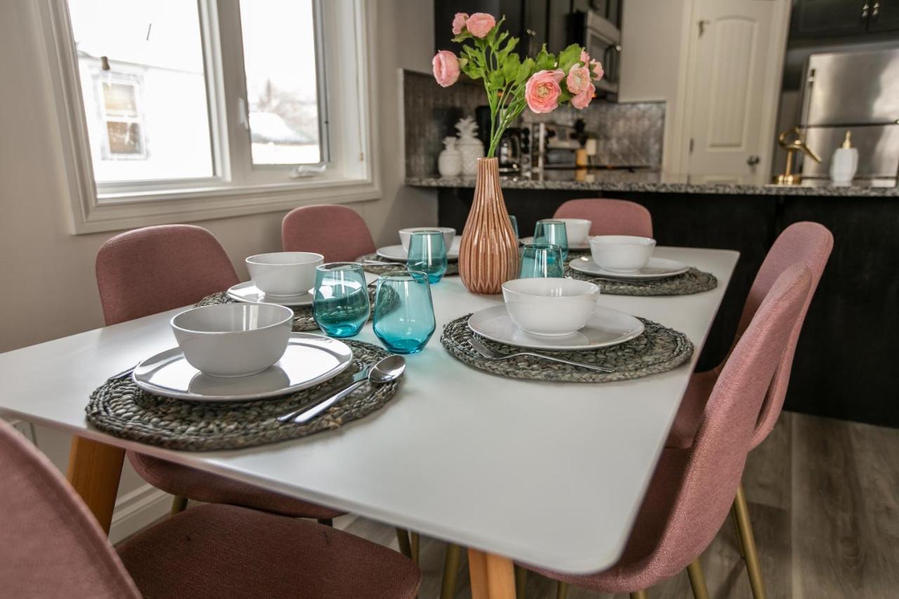 Mediterranean Oasis: King Suite with Jacuzzi & Entertainment Edmonton Exterior photo