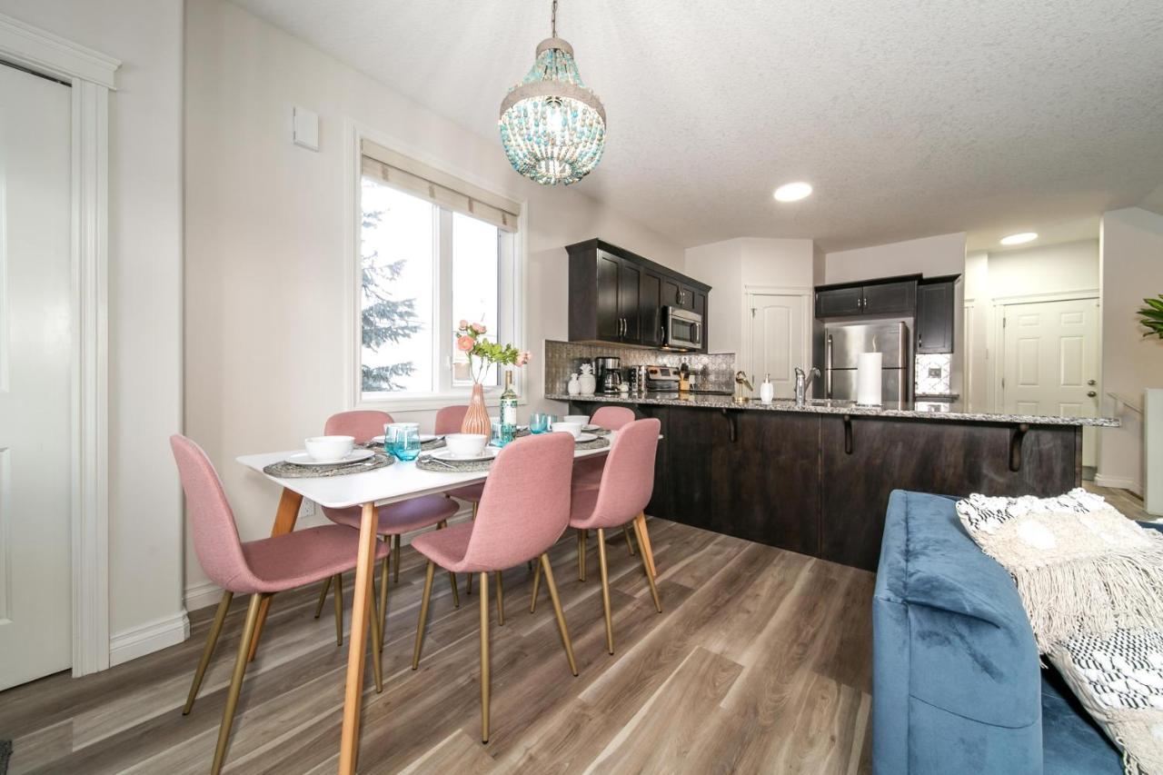 Mediterranean Oasis: King Suite with Jacuzzi & Entertainment Edmonton Exterior photo