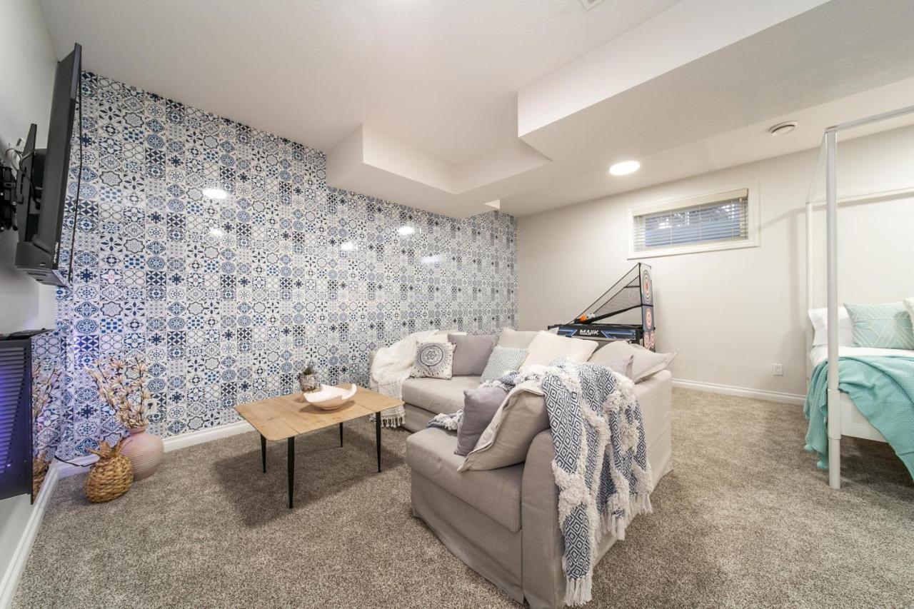 Mediterranean Oasis: King Suite with Jacuzzi & Entertainment Edmonton Exterior photo