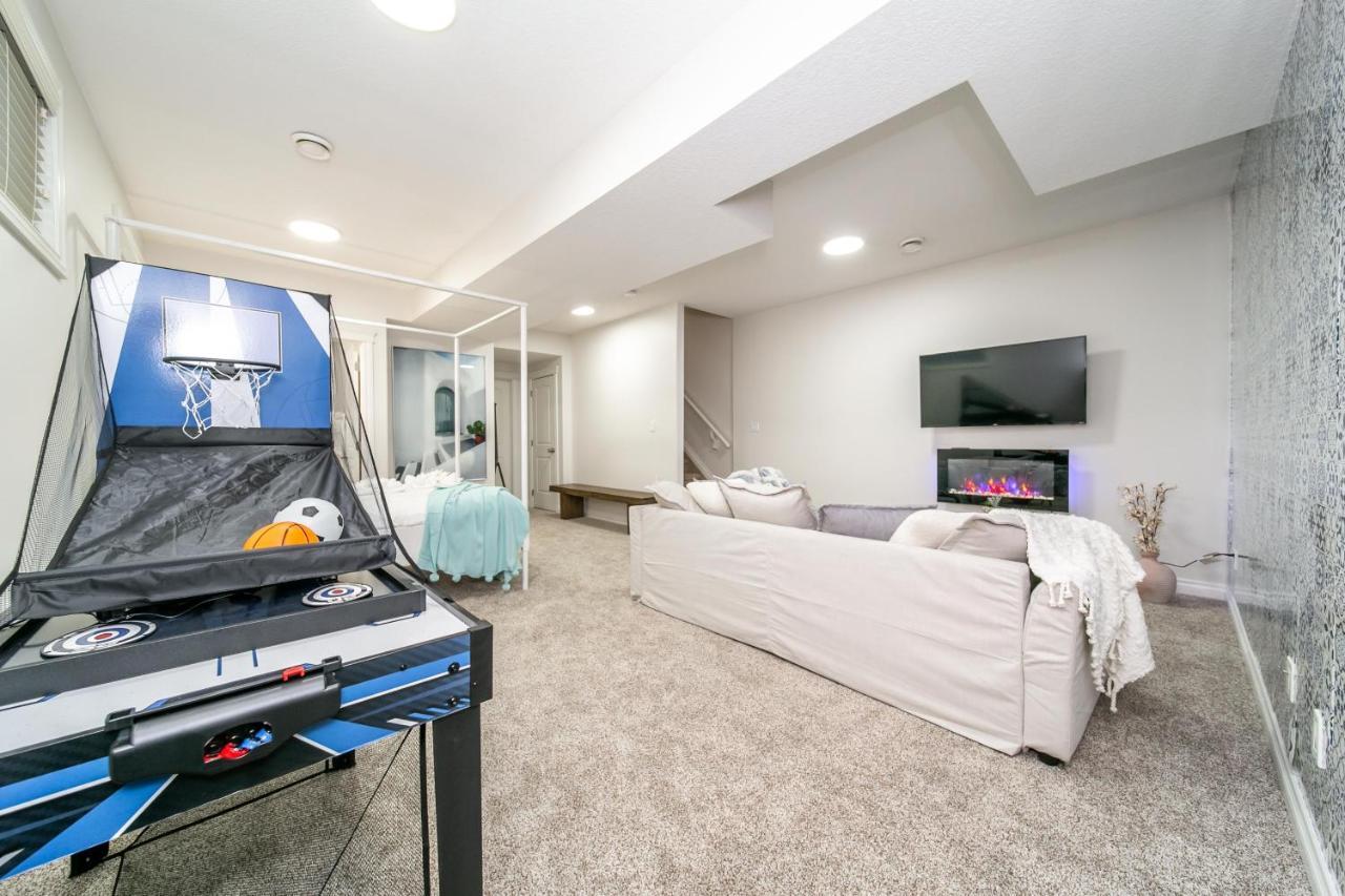 Mediterranean Oasis: King Suite with Jacuzzi & Entertainment Edmonton Exterior photo