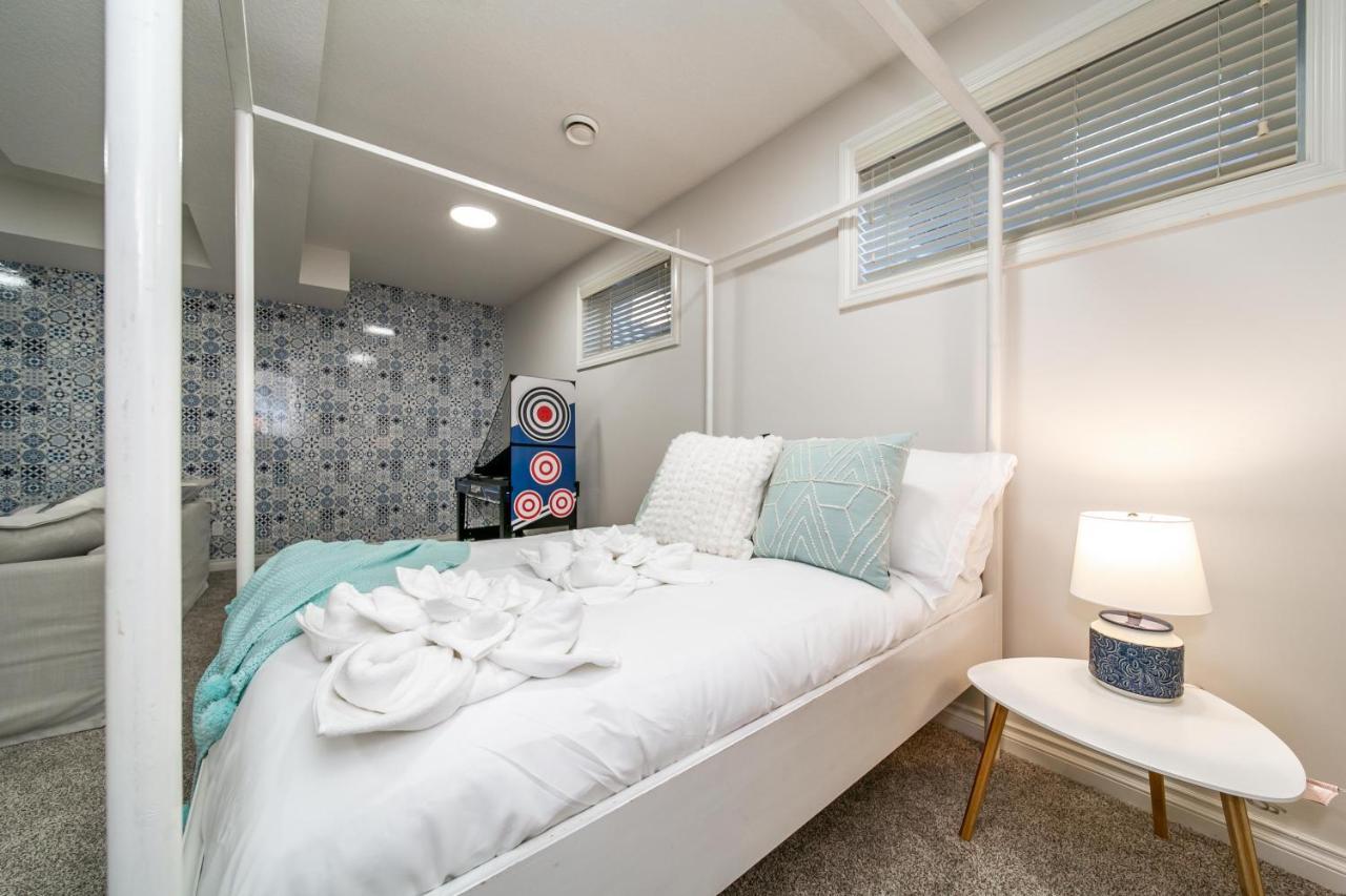 Mediterranean Oasis: King Suite with Jacuzzi & Entertainment Edmonton Exterior photo