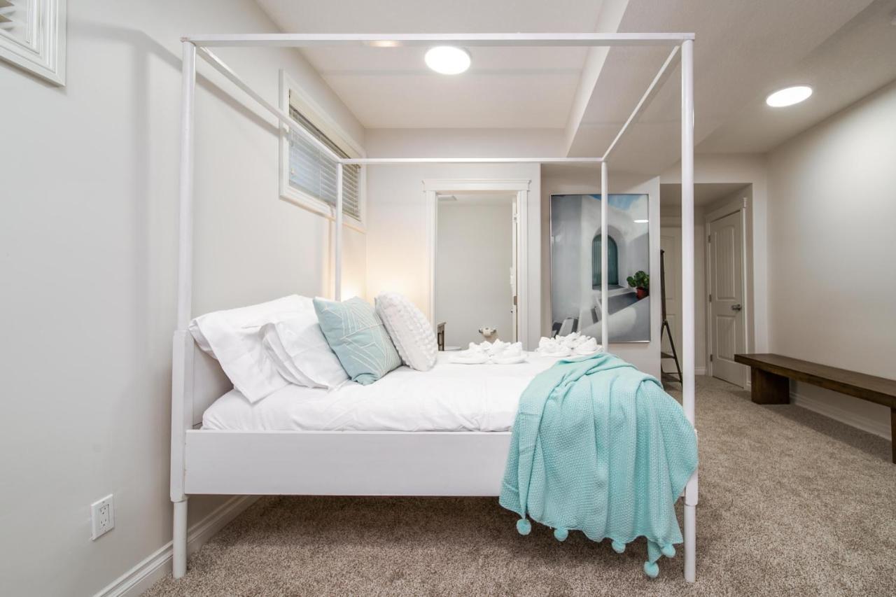 Mediterranean Oasis: King Suite with Jacuzzi & Entertainment Edmonton Exterior photo