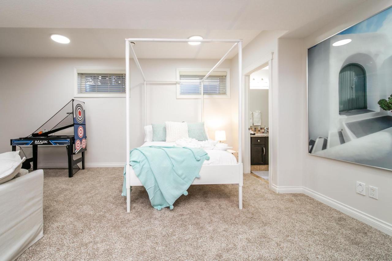 Mediterranean Oasis: King Suite with Jacuzzi & Entertainment Edmonton Exterior photo