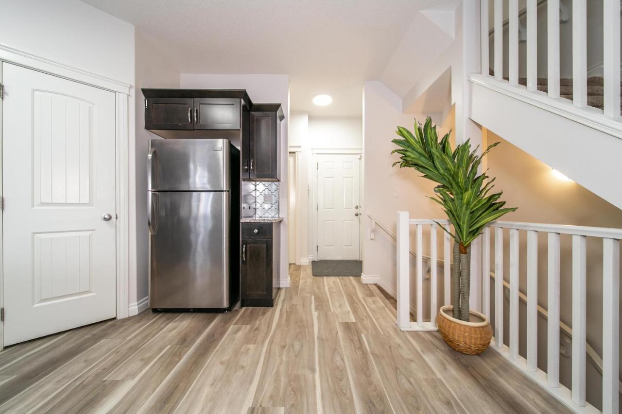 Mediterranean Oasis: King Suite with Jacuzzi & Entertainment Edmonton Exterior photo