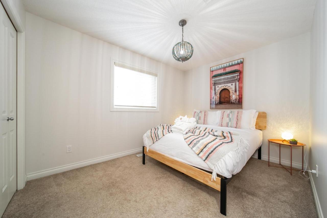 Mediterranean Oasis: King Suite with Jacuzzi & Entertainment Edmonton Exterior photo