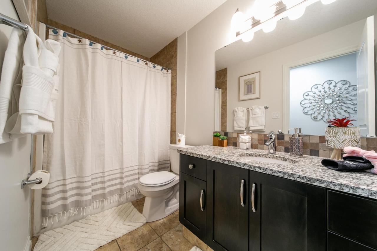 Mediterranean Oasis: King Suite with Jacuzzi & Entertainment Edmonton Exterior photo