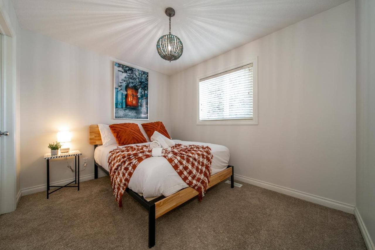 Mediterranean Oasis: King Suite with Jacuzzi & Entertainment Edmonton Exterior photo