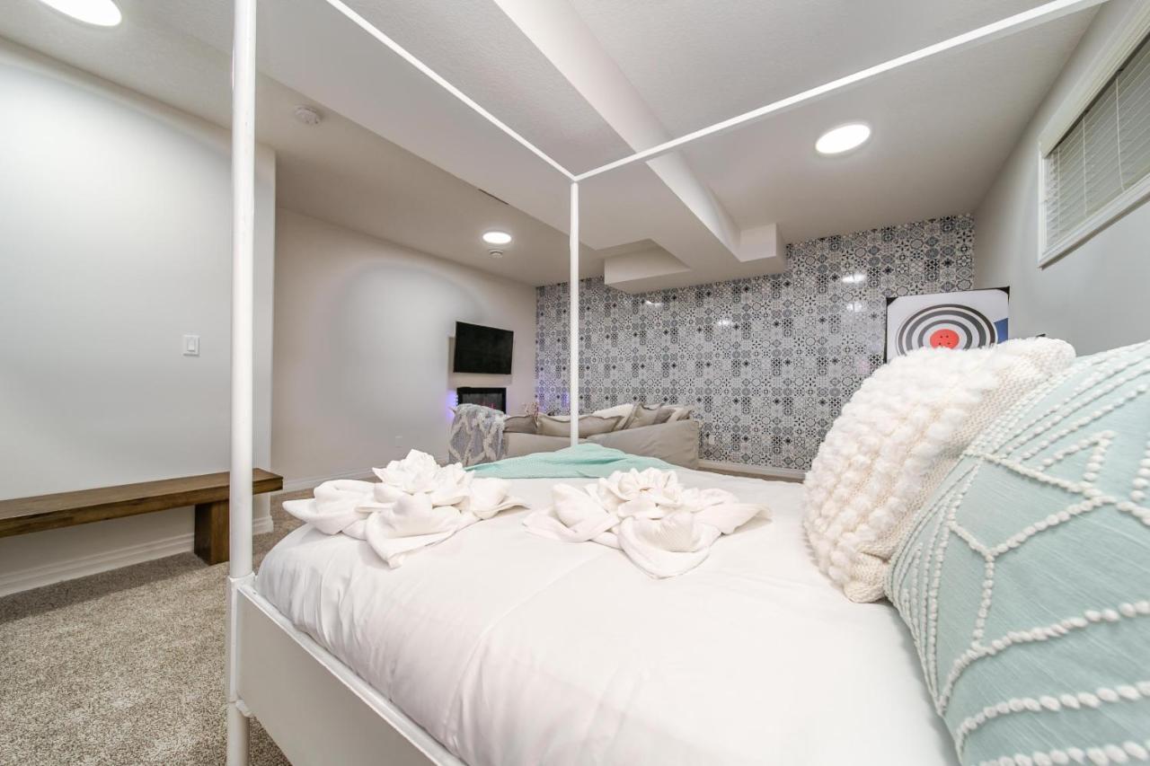 Mediterranean Oasis: King Suite with Jacuzzi & Entertainment Edmonton Exterior photo