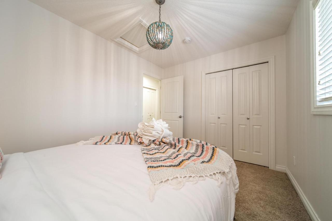Mediterranean Oasis: King Suite with Jacuzzi & Entertainment Edmonton Exterior photo