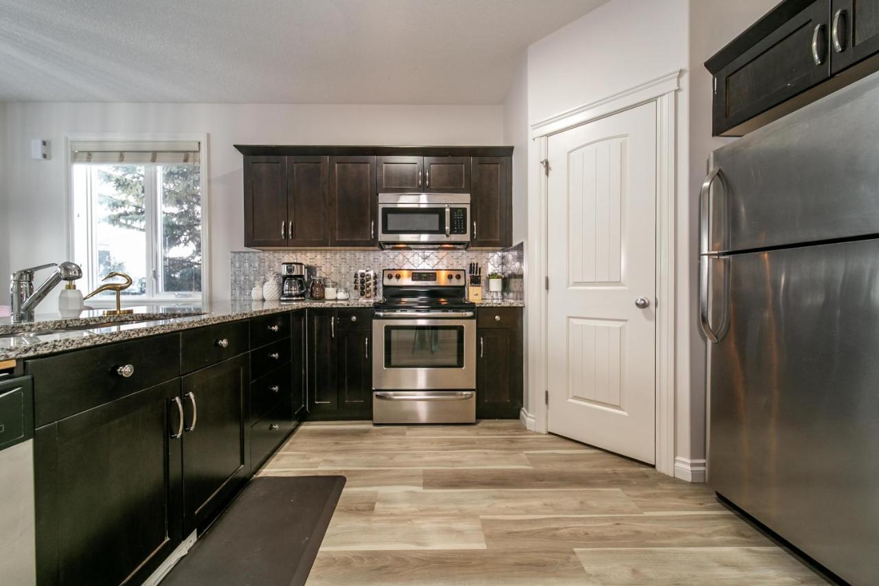 Mediterranean Oasis: King Suite with Jacuzzi & Entertainment Edmonton Exterior photo
