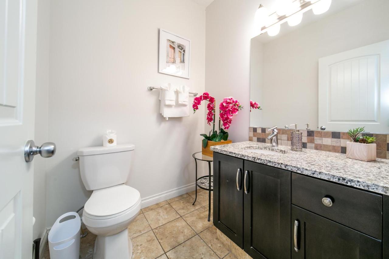Mediterranean Oasis: King Suite with Jacuzzi & Entertainment Edmonton Exterior photo