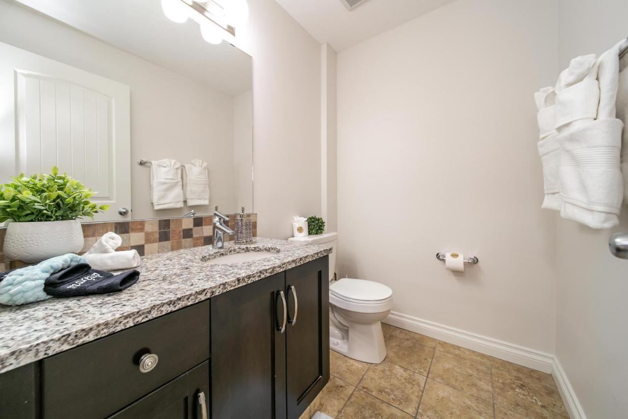 Mediterranean Oasis: King Suite with Jacuzzi & Entertainment Edmonton Exterior photo