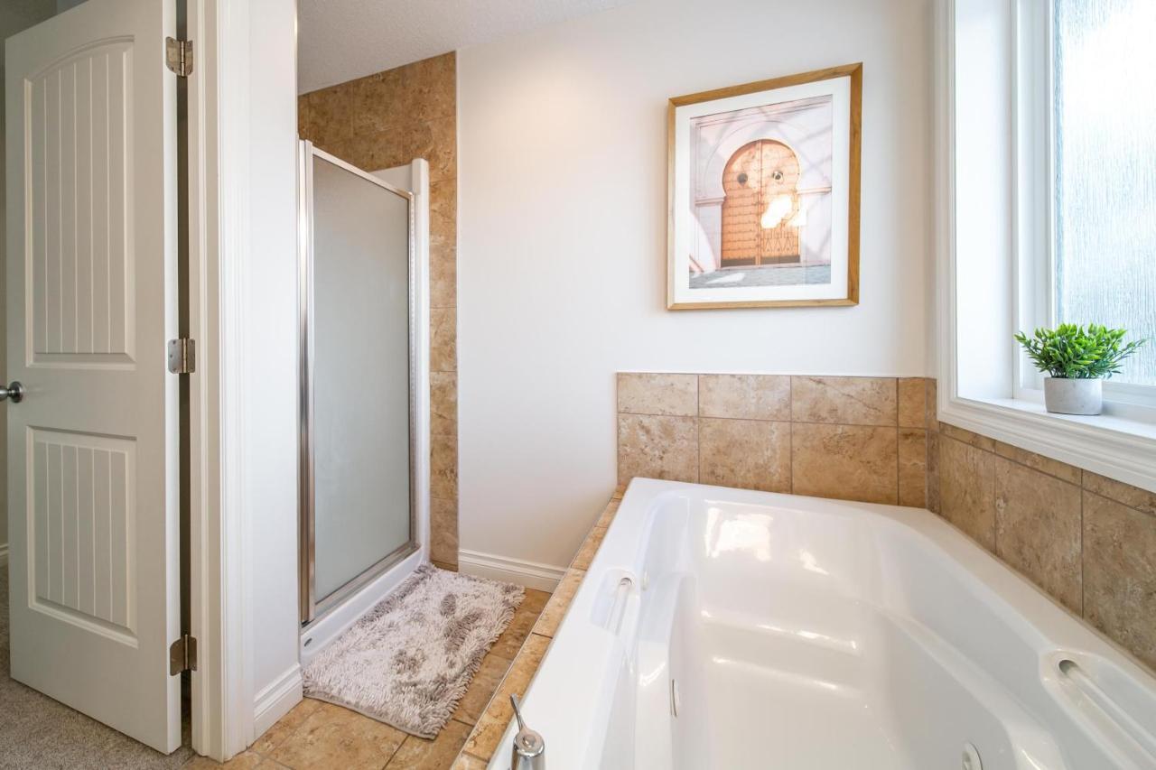 Mediterranean Oasis: King Suite with Jacuzzi & Entertainment Edmonton Exterior photo