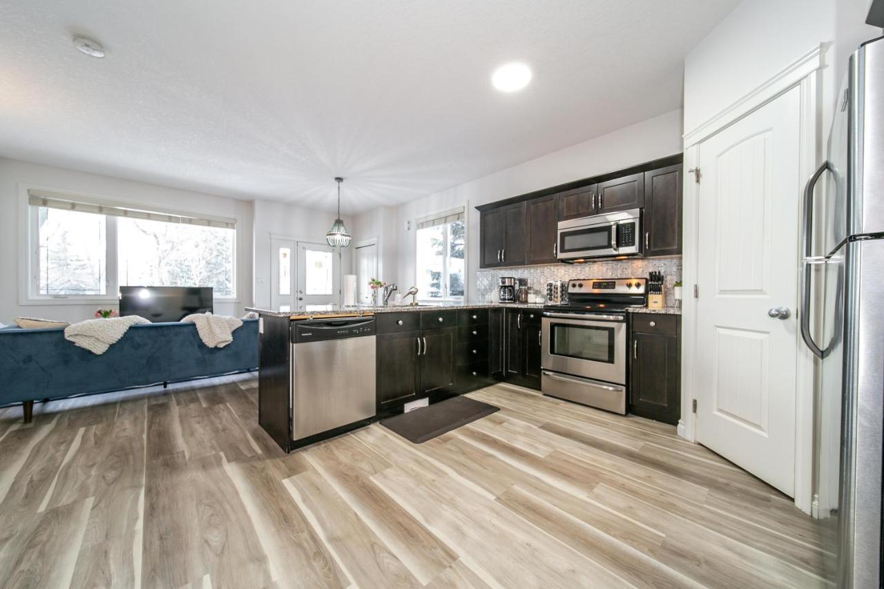 Mediterranean Oasis: King Suite with Jacuzzi & Entertainment Edmonton Exterior photo